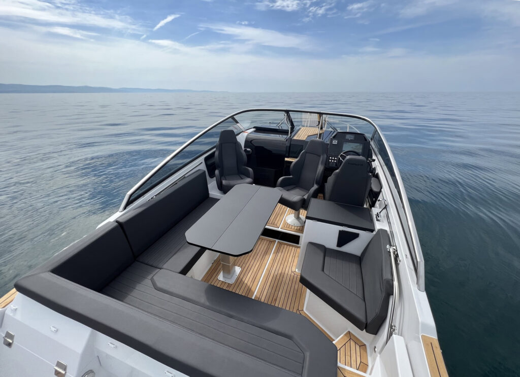 Finnmaster-T8_cockpit1-kopio